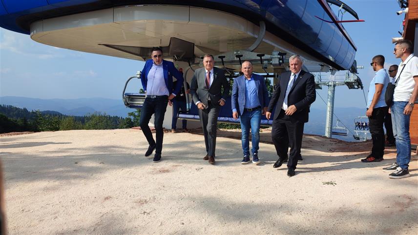 ВЛАСЕНИЦА, 29. АВГУСТА /СРНА/ - Предсједник Републике Српске Милорад Додик отворио је данас Ски-центар "Игришта" који ће послије 40 година поново бити у функцији. Свечаном отварању присуствују предсједник Владе Републике Српске Радован Вишковић, министар трговине и туризма Денис Шулић, министар привреде и предузетништва Војин Митровић, директор Олимпијског центра "Јахорина" Дејан Љевнаић, предсједник Надзорног одбора Олимпијског центра Недељко Елек и начелник општине Власеница Мирослав Краљевић.