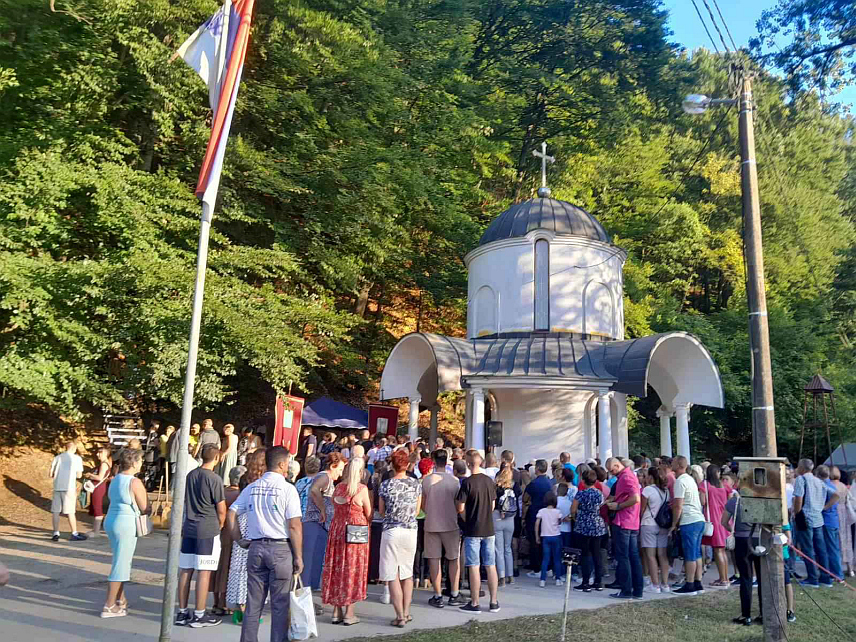 БРОД, 7. АВГУСТА /СРНА/ - У Доњем Клакару, у засеоку Дубоковац код Брода, вјерници сa великим поштовањем обиљежавају и прослављају Преподобну мученицу Параскеву, у народу познатију као Свету Петку Трнову, а поводом тога вечерас је одржано вечерње богослужење.