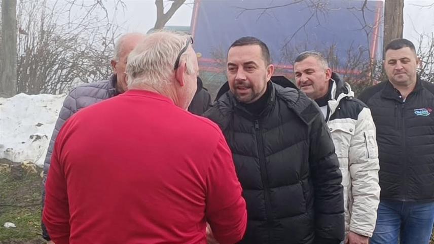 ДОБОЈ, 25. ЈАНУАРА /СРНА/ - Градоначелник Добоја Борис Јеринић уручио је данас 5.000 КМ породици Живановић за наставак лијечења њиховог осамнаестогодишњег сина Валерија из Осјечанских Чивчија, који је тешко повријеђен у саобраћајној незгоди.