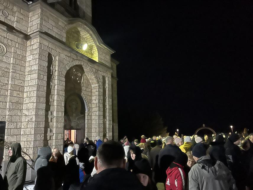 ХАН ПИЈЕСАК, 6. ЈАНУАРА /СРНА/ - Велики број вјерника присуствовао је богослужењу у Цркви Светог великомученика Пантелејмона на Хан Пијеску, а потом и налагању бадњака.