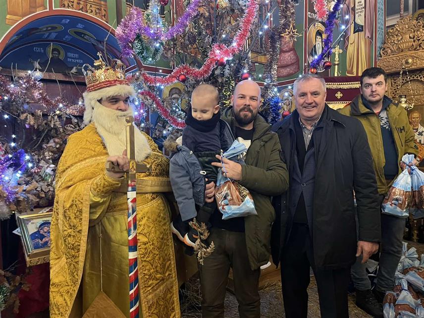 МИЛИЋИ, 6. ЈАНУАРА /СРНА/ - Велики број вјерника вечерас је учествовао у литији у Милићима, а са својим суграђанима је и премијер Републике Српске Радован Вишковић који је српском народу честитао Бадње вече, Божић и предстојећи Дан Републике.