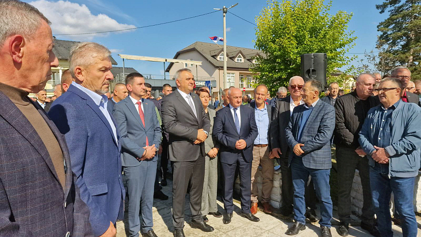 ПЕЛАГИЋЕВО, 10. ОКТОБРА /СРНА/ - У Пелагићеву је, у оквиру обиљежавању 34 године од формирања Треће посавске бригаде Војске Републике Српске /ВРС/, служем помен, те положени вијенци и цвијећа за 83 погинула борца, а међу званичницима који су одали пошту српским херојима био је и предсједник Владе Српске Саво Минић.