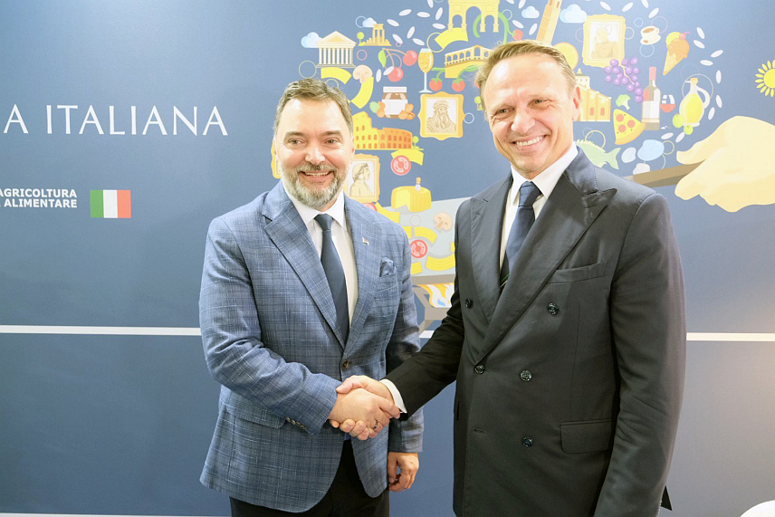 БАРИ, 10. ОКТОБРА /СРНА/ - Замјеник предсједвајуће Савјета министара Сташа Кошарац разговарао је данас у Барију са министром пољопривреде Италије Франческом Лолобриђидом о сарадњи и даљим правцима дјеловања.