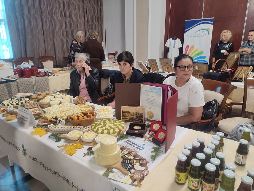 БАЊАЛУКА, 13. ОКТОБРА /СРНА/ - У Бањалуци је свечано отворена конференција и сајам поводом Међународног дана жена на селу, 15. октобра, којем присуствују премијер Републике Српске Саво Минић, министар пољопривреде, шумарства и водопривреде Анђелка Кузмић и министар трговине и туризма Денис Шулић.