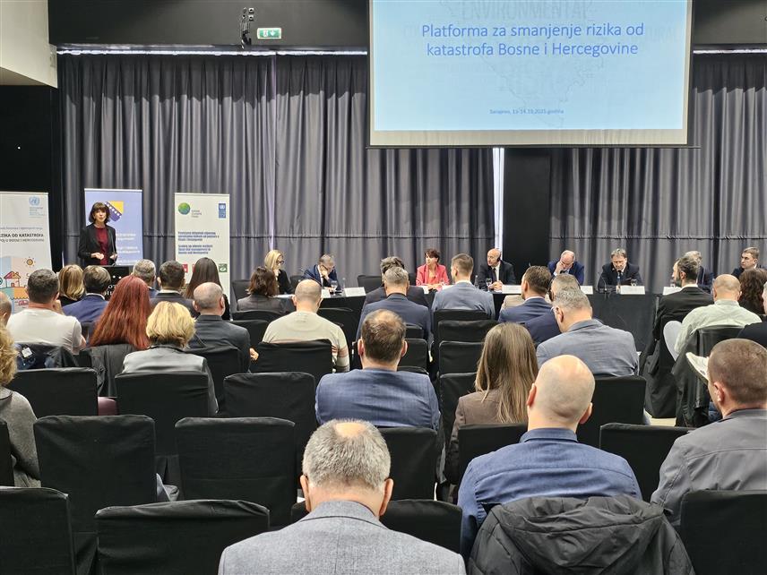 САРАЈЕВО, 13. ОКТОБРА /СРНА/ - Агенције УН подржавају напоре институција на нивоу БиХ, Републике Српске и Федерације БиХ да би се смањио ризик утицаја од катастрофа, рекла је данас резидентни координатор УН БиХ Арнхилд Спенс на Конференцији о смањењу ризика од катастрофа.	