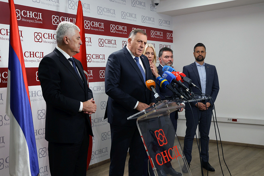 БАЊАЛУКА, 13. ОКТОБРА /СРНА/ - Предсједник СНСД-а Милорад Додик рекао је да је БиХ потребно организовати као земљу са три ентитета, односно формирати два у ФБиХ, те да је потребно мијењати изборни закон да нико не би могао прегласавати конситутивни народ./фото: Борислав Здриња/