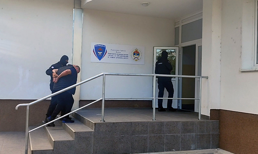 БАЊАЛУКА, 14. ОКТОБРА /СРНА/ - Бранимир Кајкут, који је лишен слободе у акцији кодног назива "Петља" која се реализује на подручју Бањалуке и Приједора, а усмјерена је на доказивање кривичног дјела "Недозвољена производња и промет опојних дрога", спроведен је у просторије Управе за организовани и тешки криминалитет МУП-а Републике Српске.