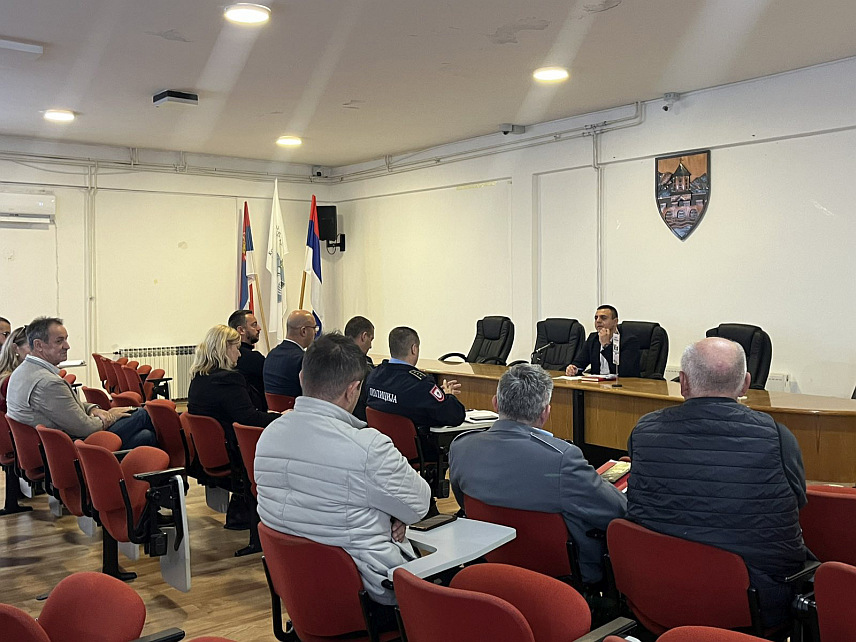КОЗАРСКА ДУБИЦА, 15. ОКTОБРА /СРНА/ - Стање безбједности на подручју општине Козарска Дубица је задовољавајуће, али су изражени проблеми у области безбједности саобраћаја и вршњачког насиља у школама, констатовали су данас чланови форума за безбједност општине.