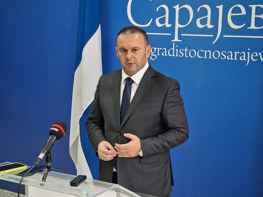 ИСТОЧНО САРАЈЕВО, 14. ОКТОБРА /СРНА/ - Градоначелник Источног Сарајева Љубиша Ћосић на конференцији за новинаре данас у Источном Сарајеву након сједнице Скупштине града Источно Сарајево.	