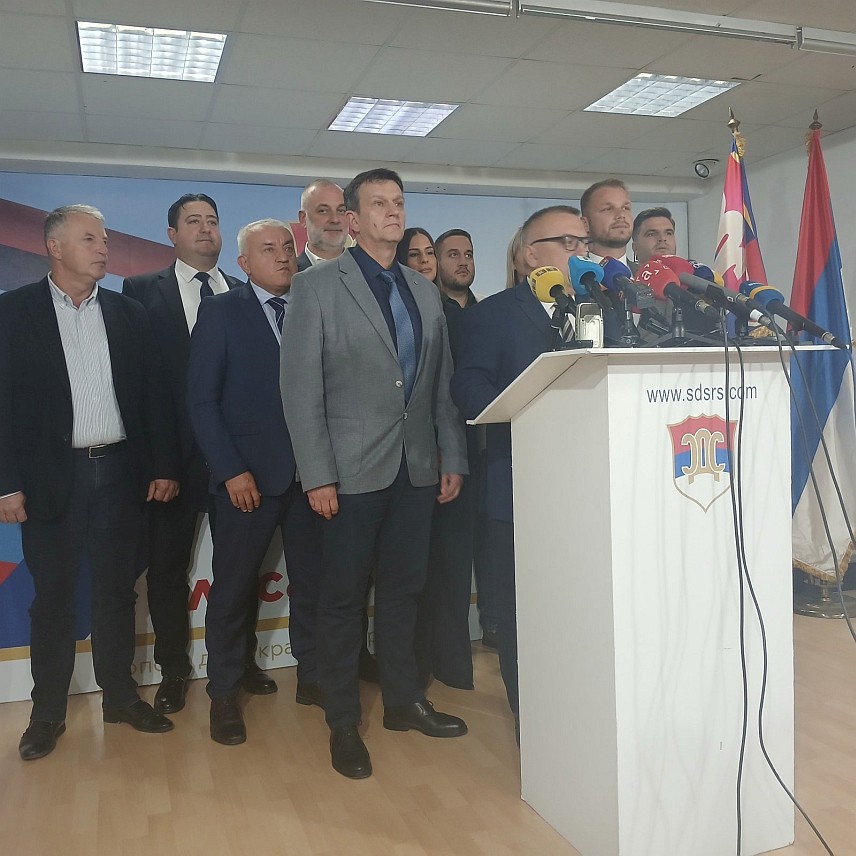 БАЊАЛУКА, 15. ОКТОБРА /СРНА/ - Предсједник ПДП-а Драшко Станивуковић и вршилац дужности предсједника СДС-а Јовица Радуловић на конференцији за новинаре у Бањалуци.