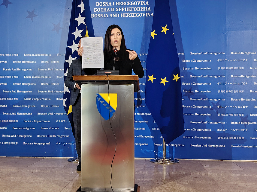 САРАЈЕВО, 15. ОКТОБРА /СРНА/ - Шеф Клуба посланика СНСД-а у Представничком дому Сања Вулић на конференцији за новинаре у Сарајеву.
