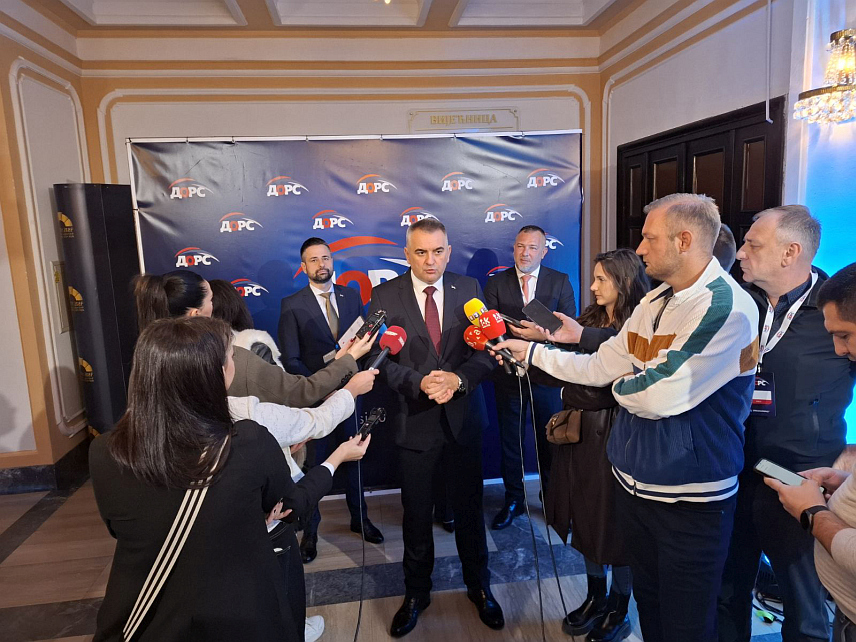 БАЊАЛУКА, 16. ОКТОБРА /СРНА/ - Предсједик Владе Републике Српске Саво Минић у обраћању новинарима данас у Бањалуци на четвртим "Дани осигурања Републике Српске".	