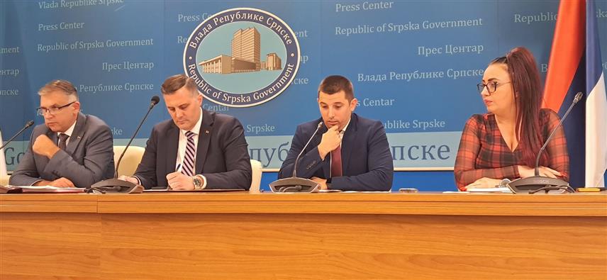 БАЊАЛУКА, 16. ОКТОБРА /СРНА/ - Министар трговине и туризма Републике Српске Денис Шулић на конференцији за новинаре након сједнице Владе.