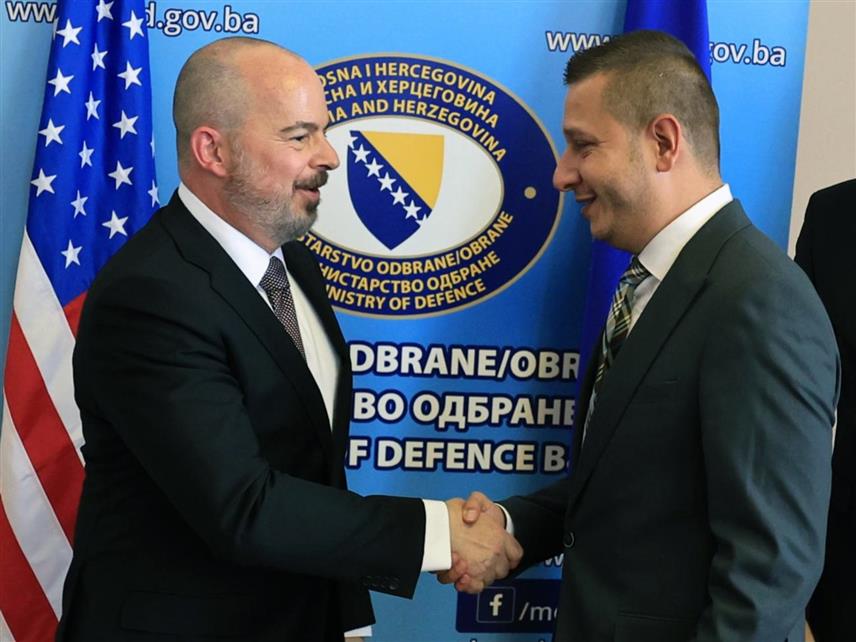 САРАЈЕВО, 16. ОКТОБРА /СРНА/ - Замјеник министра одбране у Савјету министара Александар Гогановић указао је данас на састанку са отправником послова америчке Амбасаде у БиХ Џоном Гинкелом на важност да се Дејтонски мировни споразум поштује од свих домаћих и међународних фактора, те да се одлуке у БиХ доносе кроз договор и међусобно уважавање.