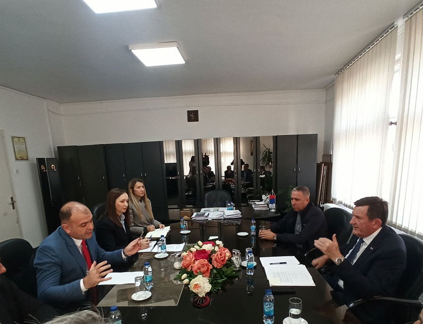 ЗВОРНИК, 17. ОКТОБРА /СРНА/ - Министар привреде и предузетништва Републике Српске Војин Митровић током разговора са градоначелником Бојаном Ивановићем и привредницима града Зворника.