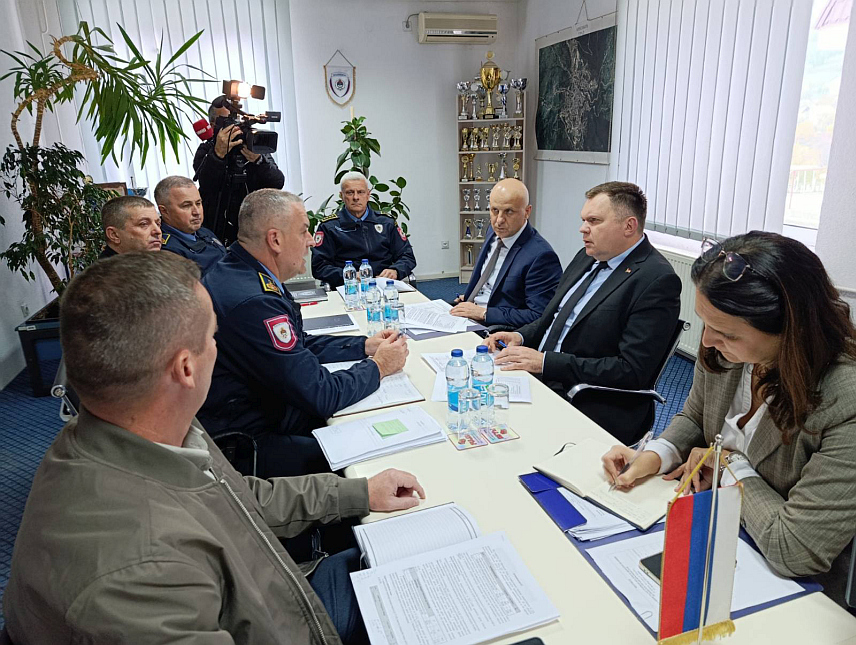 МРКОЊИЋ ГРАД, 17. ОКТОБРА /СРНА/ - Министар унутрашњих послова Републике Српске Жељко Будимир и директор Полиције Републике Српске Синиша Кострешевић на састанку са начелником Полицијске управе Мркоњић Град Миланом Милекићем.