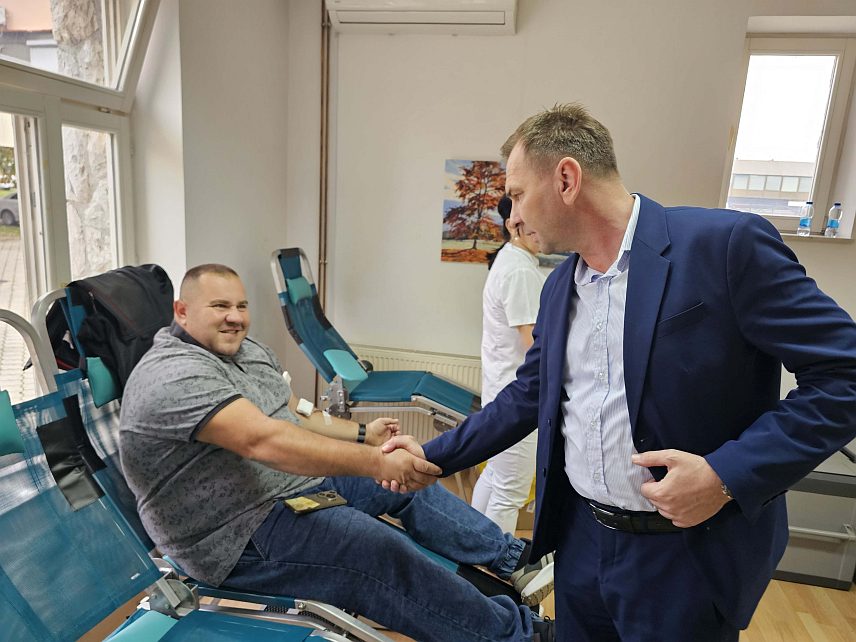 УГЉЕВИК, 19. ОКТОБРА /СРНА/ - Акцијом добровољног даривања крви, коју је организовало Друштво добровољних давалаца крви /ДДДК/ "Рудар" Угљевик у сарадњи са Заводом за трансфузијску медицину Републике Српске из Бијељине, данас су почеле свечаности општине Угљевик у част крсне славе Свете Петке Параскеве.