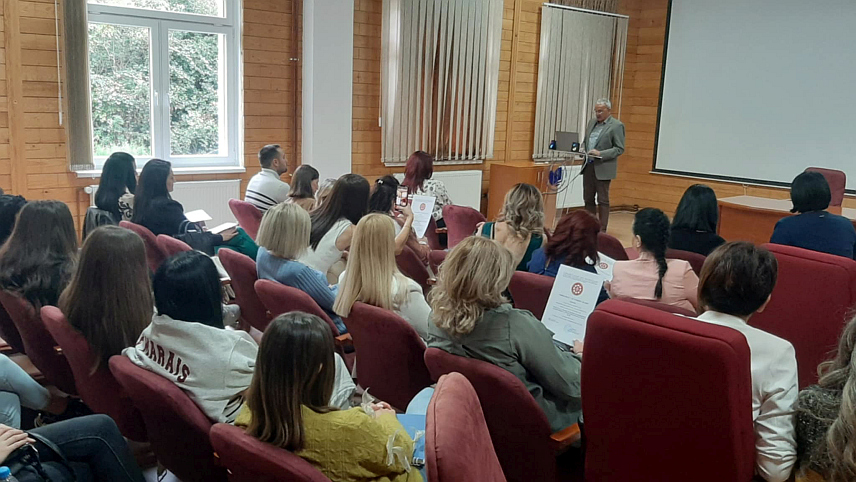 ФОЧА, 1. ОКТОБРА /СРНА/ - Поводом обиљежавања Међународног дана старијих у Фочи, на Медицинском факултету одржано је предавање о социјалној заштити старијих, којим је указано на њихову способност да допринесу иницијативама заједнице с циљем подизања свијести и разумијевања старења као процеса који сваког чека.