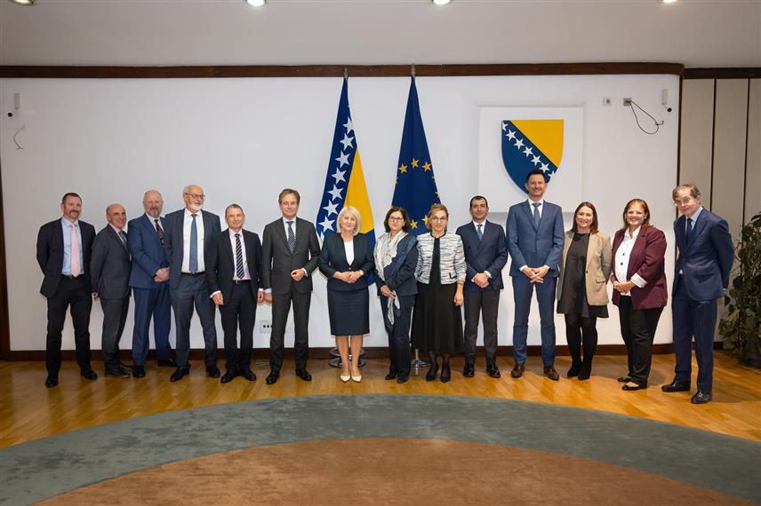 САРАЈЕВО, 1. ОКТОБРА /СРНА/ - Предсједавајућа Савјета министара Борјана Кришто и чланови Управног одбора Европске банке за обнову и развој /ЕБРД/ истакли су на данашњем састанку важност наставка изградње Коридора "Пет це" који је од кључног значаја за саобраћајно повезивање БиХ и ширег региона.