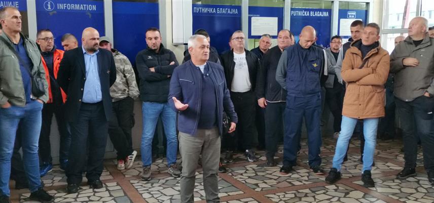 ДОБОЈ, 1. ОКТОБРА /СРНА/ - Радници "Жељезница Републике Српске" обуставили су јутрос рад јер им августовска плата није исплаћена у законском року.