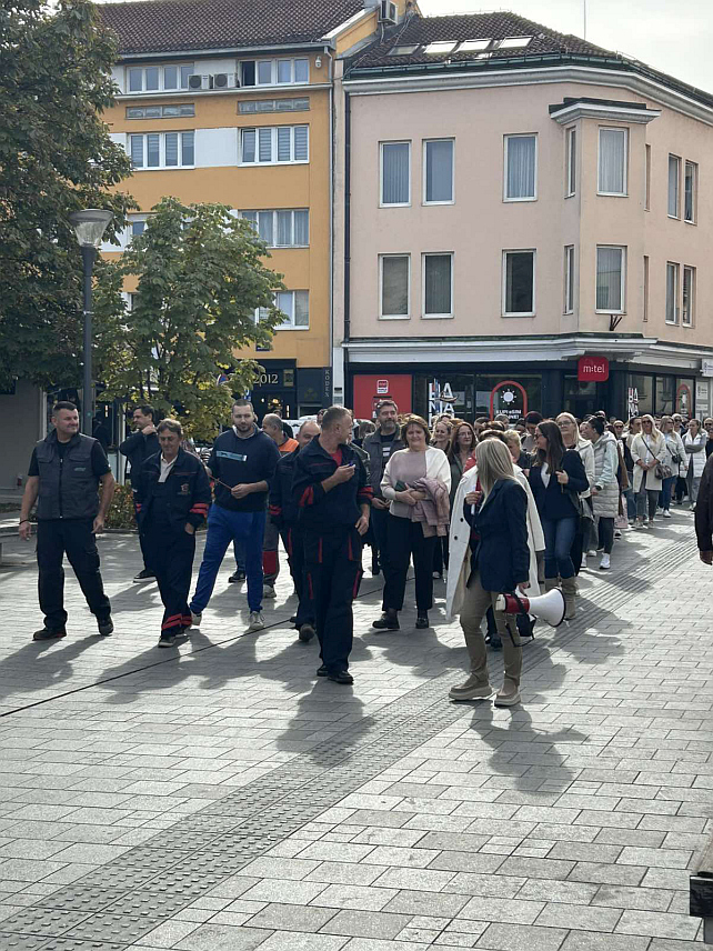 БАЊАЛУКА, 20. ОКТОБРА /СРНА/ - Радници бањалучких вртића у оквиру Центра за предшколско образовање и васпитање данас су мирном протестном шетњом и заустављањем пред Градском управом Бањалука исказали незадовољство због неиспуњавања њихових захтјева.	