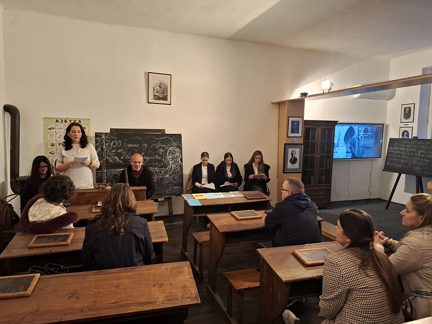 ВИШЕГРАД, 20. ОКТОБРА /СРНА/ - У Вишеграду је промовисана збирке поезије Хаџи Драга Инђића под називом "Од амбара" у оквиру обиљежавања мјесеца књиге.	