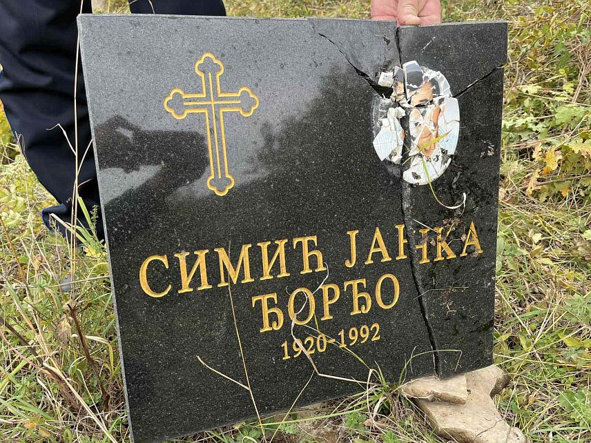 КАКАЊ, 20. ОКТОБРА /СРНА/ – Разбијен је надгробни споменик на српском православном гробљу у селу Горњи Тичићи код Какња.	