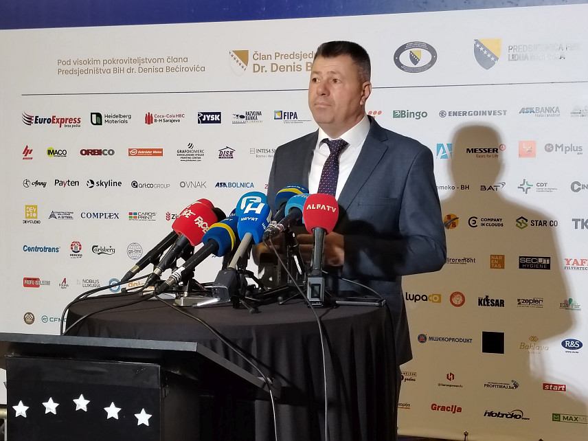 САРАЈЕВО, 21. ОКТОБРА /СРНА/ - Предсједник Спољнотрговинске коморе БиХ Ахмет Егрлић у обраћању присутнима на отварању Међународног сајама привреде "100 највећих: Лидери одрживог развоја" у Сарајеву.