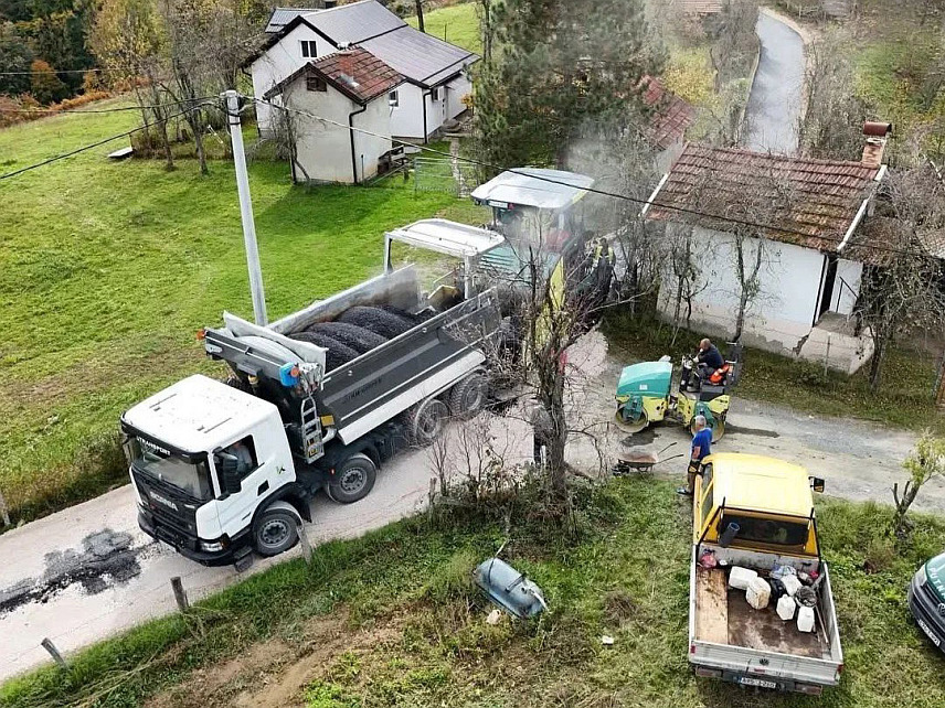 ТЕСЛИЋ, 21. ОКТОБРА /СРНА/ - У Теслићу је данас завршенo асфалтирањe приступног пута до Споменика природе пећина "Растуша", који је реализован с циљем модернизације путне инфраструктуре за организацију туристичких и школских обилазака овог заштићеног природног подручја.