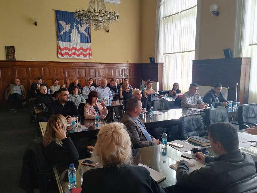 БИЈЕЉИНА, 21. ОКТОБРА /СРНА/ - Дуг Градске управе Бијељина према јавним предузећима и установама које се финансирају из буџета града премашио је 10 милиона марака и угрожава њихов рад, егзистенцију радника и кориснике услуга међу којима су и најугроженије категорије становништва, закључак је састанка директора ових предузећа и установа са одборницима.