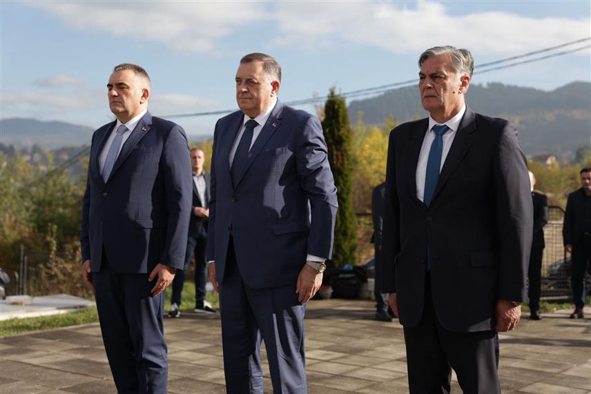 ИСТОЧНО САРАЈЕВО, 22. ОКТОБРА /СРНА/ - Предсjедник Милорад Додик, премијер Републике Српске Саво Минић и министар за научнотехнолошки развој и високо образовање Републике Српске Синиша Каран положили су јутрос вијенце на Војничком гробљу у Миљевићима, у Источном Новом Сарајеву.