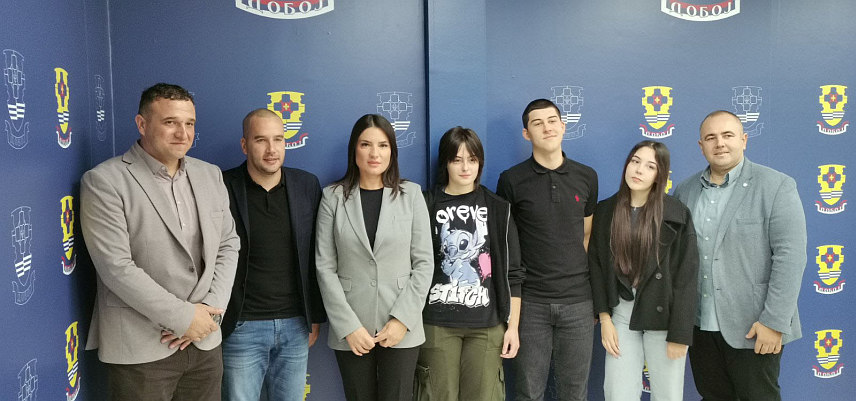 ДОБОЈ, 22. ОКТОБРА /СРНА/ - У Градској управи Добој данас је организован пријем за ученике трећег разреда добојске Саобраћајне и електро школе који су на финалном такмичењу "Европске ноћи истраживача" у Бањалуци, у конкуренцији 25 држава и 400 градова, освојили прво мјесто са апликацијом "Мој шећер" намијењеном да олакша свакодневицу дијабетичерима.