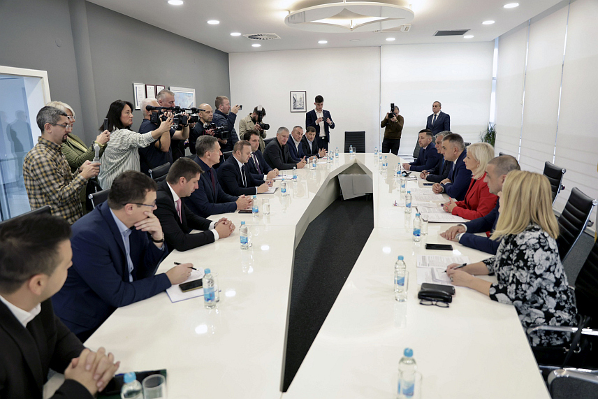 ИСТОЧНО САРАЈЕВО, 22. ОКТОБРА /СРНА/ - Састанак премијера Републике Српске Саве Минића и министра за научнотехнолошки развој и високо образовање Српске Синише Карана са градоначеником Источног Сарајева Љубишом Ћосићем и наченицима општина које су у саставу града .
