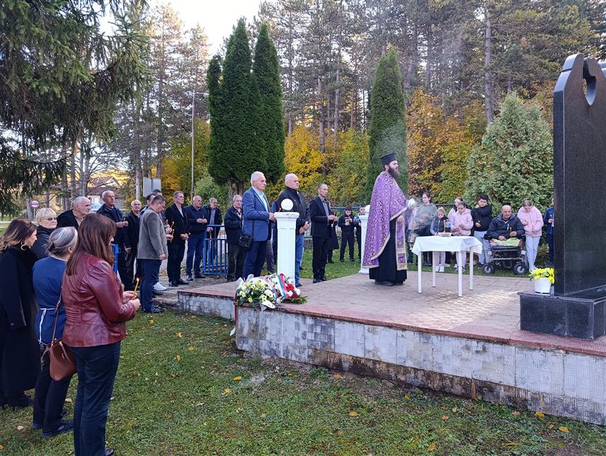 МРКОЊИЋ ГРАД, 22. ОКТОБРА /СРНА/ - У Бараћима код Мркоњић Града данас је код спомен-обиљежја служен парастос за 26 припадника Војске Републике Српске из овог села погинулих у Одбрамбено-отаџбинском рату.
