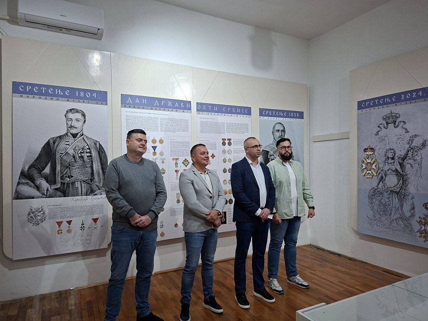 ФОЧА, 23. ОКТОБРА /СРНА/ - У Фочи је након бесплатних пројекција филмова "Невесињска пушка" и "Баук", отворена изложба "Одликовања династија Обреновић и Карађорђевић" Народног музеја из Лесковца, у оквиру манифестације "Дани Србије у Српској".	
