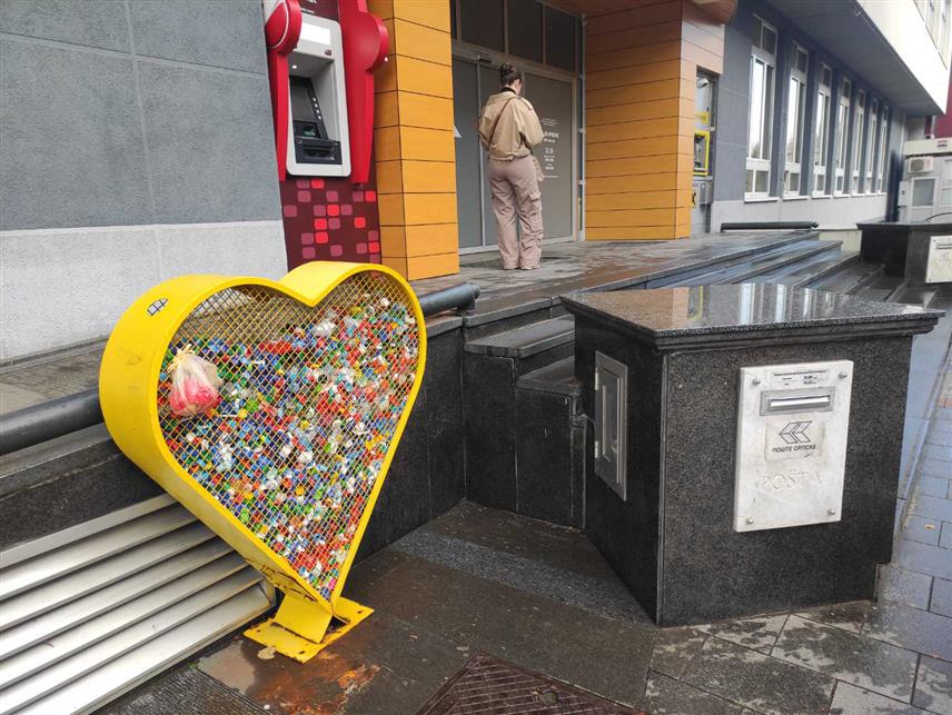 БАЊАЛУКА, 23. ОКТОБРА /СРНА/ - Бројни малишани, уз асистенцију родитеља годинама скупљају пластичне чепове флаша које убацују у жуту металну кутију у облику срца испред зграде "Пошта Српске" у Бањалуци.