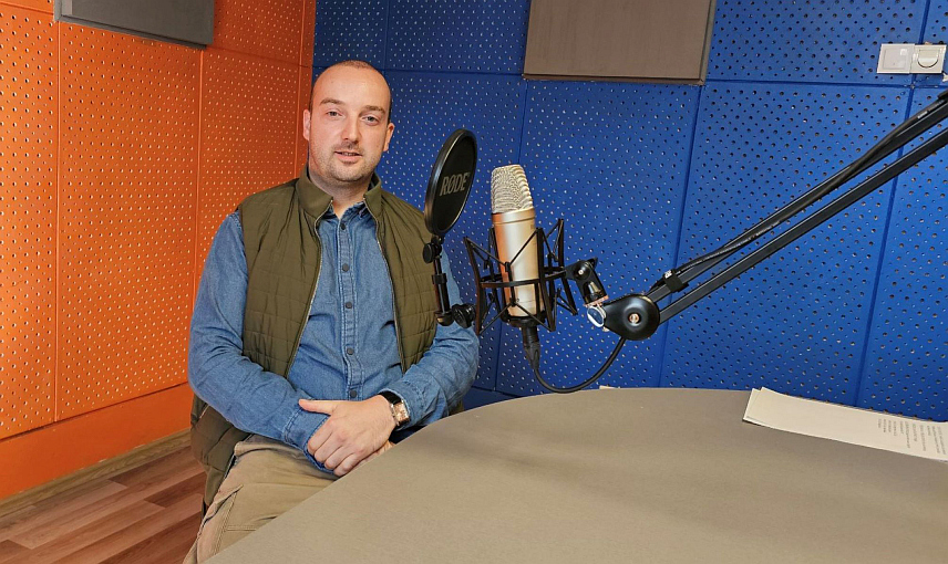 ПРЊАВОР, 26. ОКТОБРА /СРНА/ - Производни погони "Наша мљекара" у Прњавору могли би почети са прерадом првих литара млијека у току 2027. године, што је реалан временски оквир јер има још доста посла на изградњи објекта мљекаре који ће обухватити површину од укупно 2.000 метара квадратних, изјавио је Срни директор мљекаре у изградњи Александар Марић.