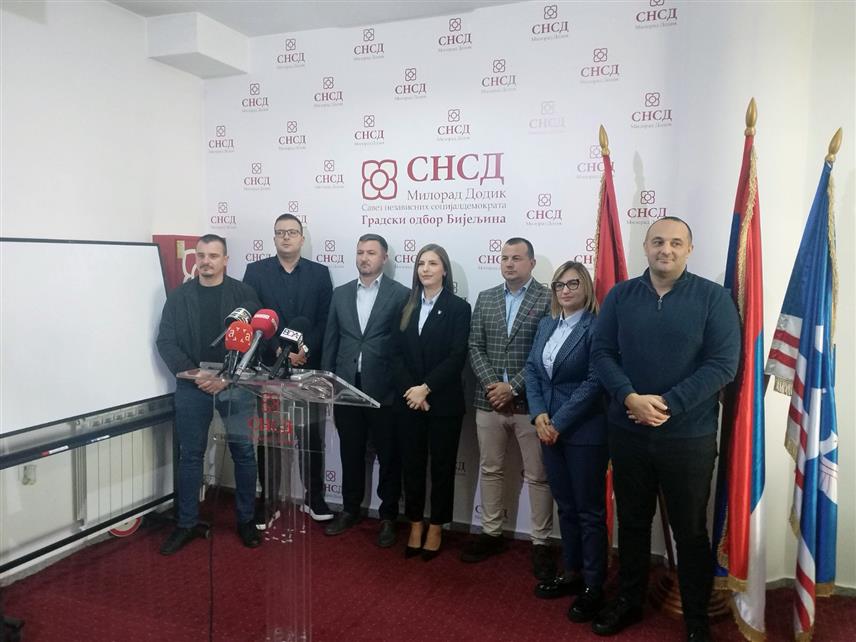 БИЈЕЉИНА, 27. ОКТОБРА /СРНА/ - Конференција за новинаре Градског одбора СНСД-а одржана данас у Бијељини.	