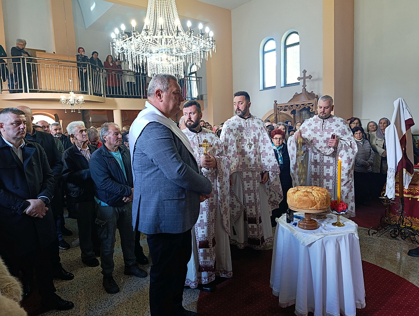 МРКОЊИЋ ГРАД, 27. ОКТОБРА /СРНА/ - Храм Свете Петке Параскеве у селу Подбрдо код Мркоњић Града прославио је храмовну славу уз присуство великог броја вјерника из ове и сусједних општина и градова.