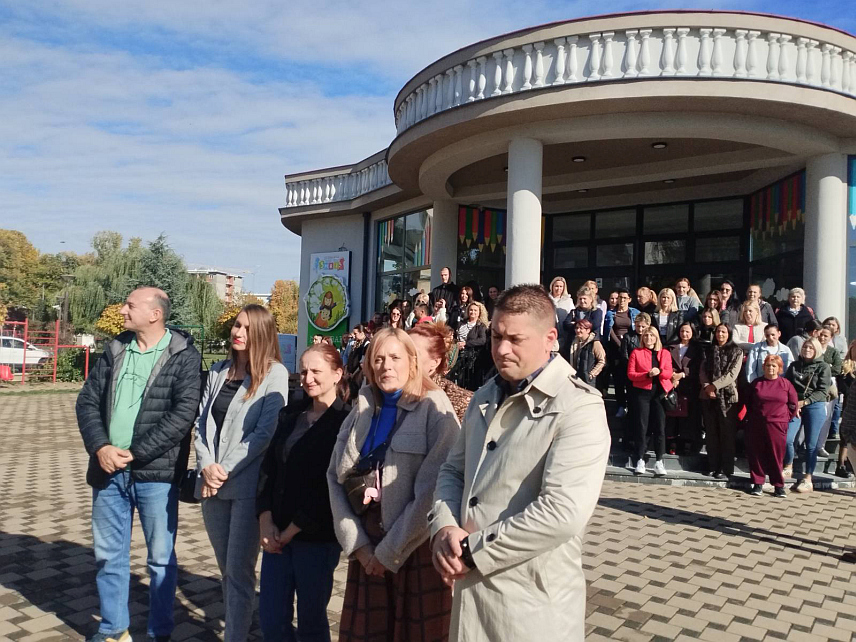 БИЈЕЉИНА, 27. ОКТОБРА /СРНА/ - Радници Дјечијег вртића "Чика Јова Змај" у Бијељини најавили су данас генерални шрајк од понедјељка, 3. новембра, због дуговања Градске управе за плате и накнаде 137 запослених.