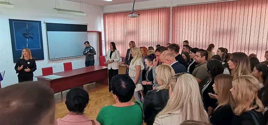 ДОБОЈ, 28. ОКТОБРА /СРНА/ - У Добоју се одржава Први фестивал примијењење науке "Мисли као научник и умјетник" на којем учествује око 180 ученика основних и средњих школа из Републике Српске и Србије. Фестивал организује добојска Гимназија "Јован Дучић".	