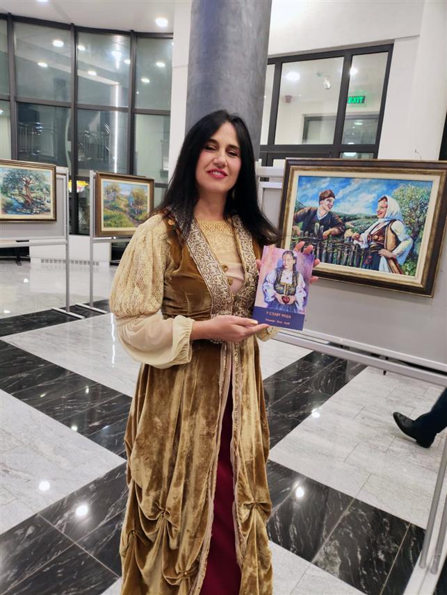 БРАТУНАЦ, 28. ОКТОБРА /СРНА/ - Изложба слика под називом "У славу рода" ауторке Оливере Лоле Аџић отворена је вечерас у холу зграде општине Братунац у оквиру братуначких духовних вечери.