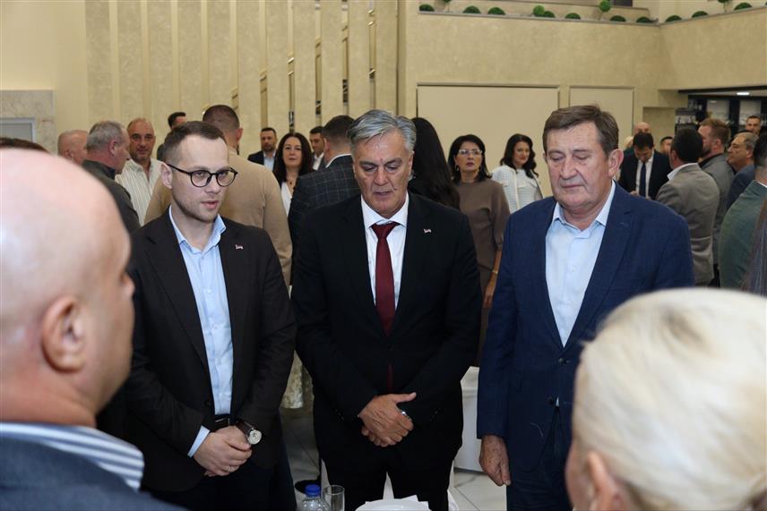 БИЈЕЉИНА, 28. ОКТОБРА /СРНА/ - Министар за научнотехнолошки развој и високо образовање Републике Српске Синиша Каран присуствовао је у Бијељини донаторској вечери која је организована за изградњу припрате Петропавловског храма.