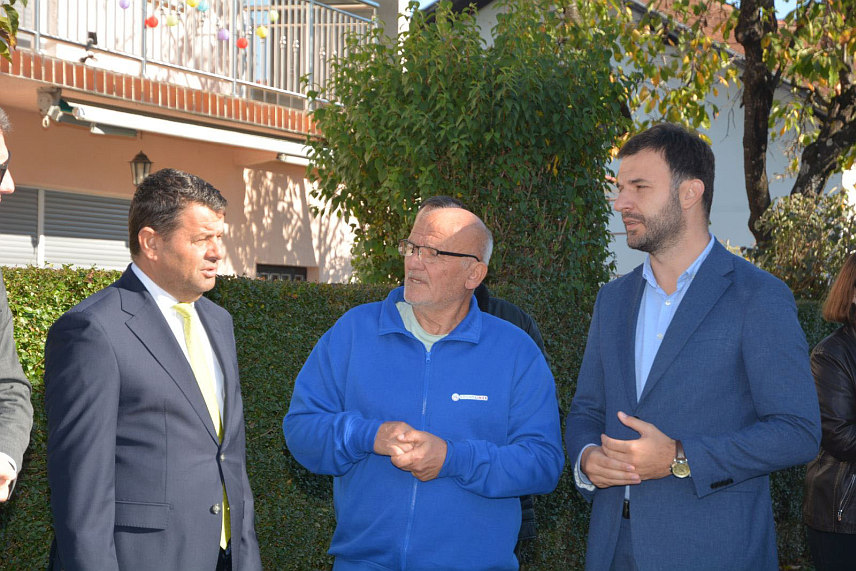 ПРИЈЕДОР, 29. ОКТОБРА /СРНА/ - Градоначелник Приједора Слободан Јавор и министар за људска права и избјеглице у Савјету министара Севлид Хуртић данас су у Приједору озваничили завршетак три инфраструктурна пројекта укупне вриједности око 105.000 КМ.