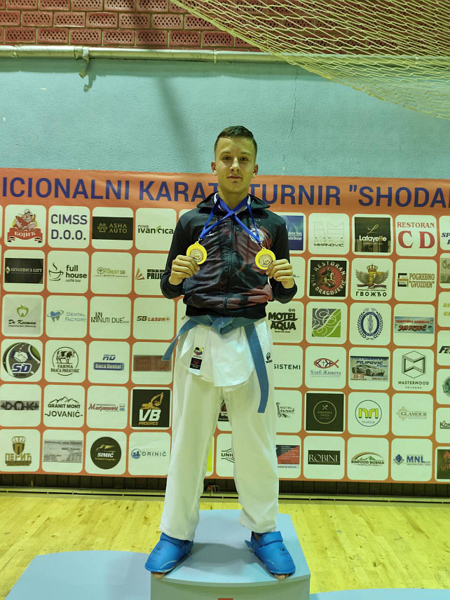 СРБАЦ, 29. ОКТОБРА /СРНА/ - Млади успјешни каратиста Марко Дринић из Српца, који је недавно освојио седам златних медаља на такмичењима у Бањалуци и Приједору, позвао је вршњаке да се не двоуме када је ријеч о спорту јер увијек постоји шанса за успјех.
