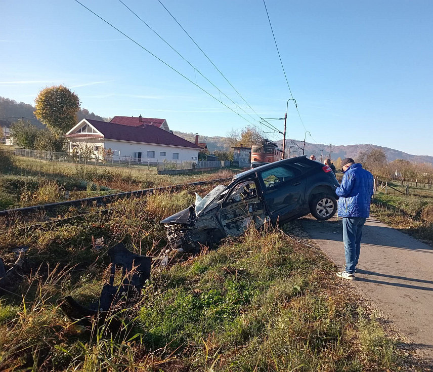 ДОБОЈ, 29. ОКТОБРА /СРНА/ - Путнички аутомобил подлетио је под локомотиву "Жељезница Републике Српске" на осигураном путном прелазу у модричком насељу Врањак, а срећом није било повријеђених.