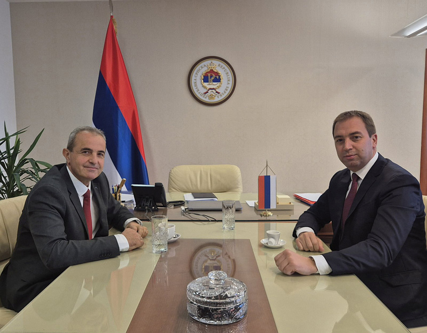 БАЊАЛУКА, 2. ОКТОБРА /СРНА/ - Министар правде Републике Српске Горан Селак је у Бањалуци разговарао са правобраниоцем Републике Српске Милимиром Говедарицом.