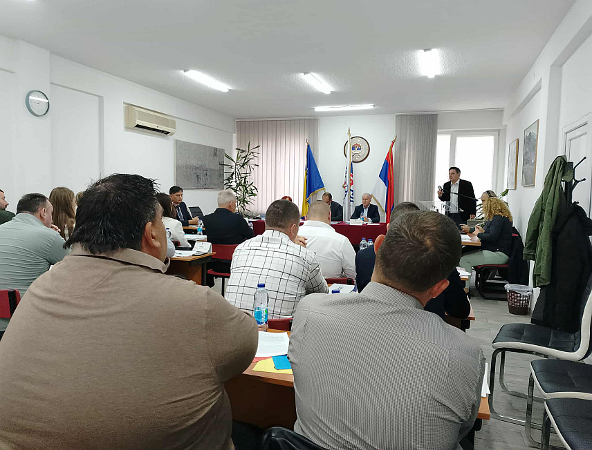 НОВИ ГРАД, 2. ОКТОБРА /СРНА/ - Основне школе на подручју општине Нови Град похађа 1.340 ученика, а средње 561, док у дјечијем вртићу борави 243 дјеце, наведено је информацијама које је данас усвојила Скупштина општине.