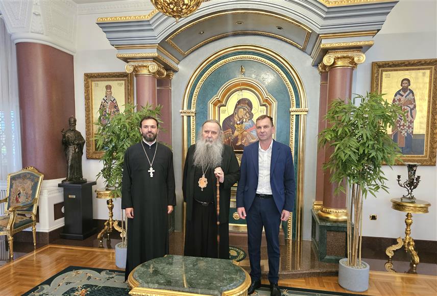БИЈЕЉИНА, 2. ОКТОБРА /СРНА/ - Његово високопреосвештенство митрополит зворничко-тузлански Фотије угостио је данас у сједишту Епархије начелника Угљевика Драгана Гајића и архијерејског намјесника угљевичко-јањског протојереја Александра Тешића, са којима је разговарао о предстојећем обиљежавању крсне славе ове општине - Свете преподобне мати Параскеве.