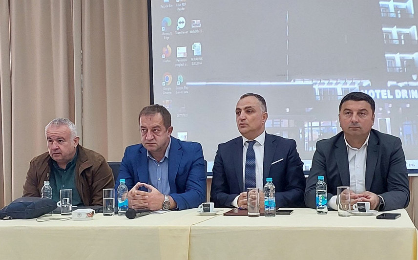 БИЈЕЉИНА, 2. ОКТОБРА /СРНА/ - Састанак у организацији Министарства пољопривреде, шумарства и водопривреде Републике Српске у Бијељини са представницима ветеринарских организација поводом појаве афричке куге свиња.